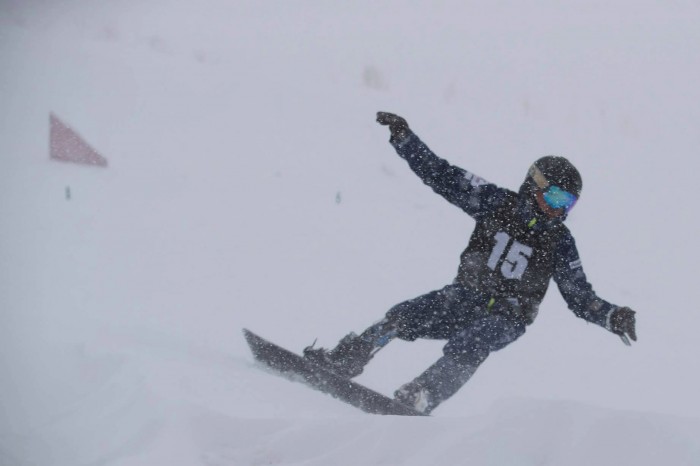 雪の中を滑走する小栗大地（３７歳／LL２・大腿切断／三進化学工業株式会社）　写真・水口之孝