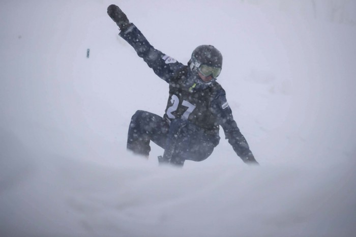 雪の中を滑走する成田緑夢（２４歳／LL2・下腿切断／近畿医療専門学校）　写真・水口之孝