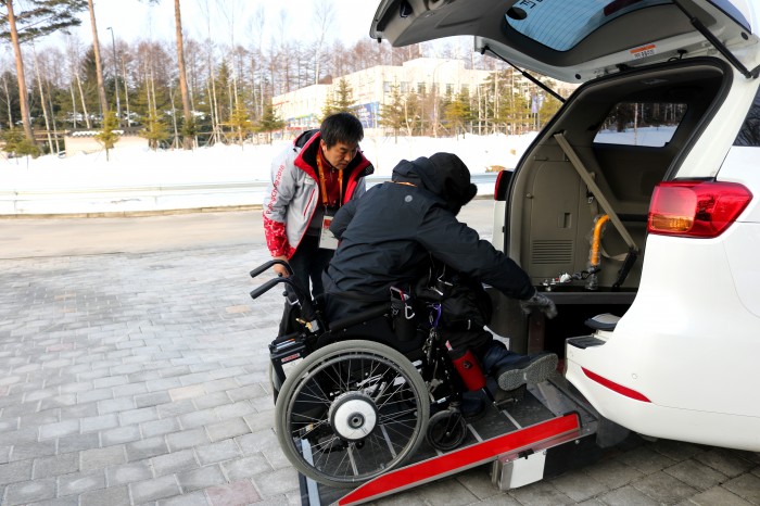 内蔵スロープを使って車椅子ごと収納できる