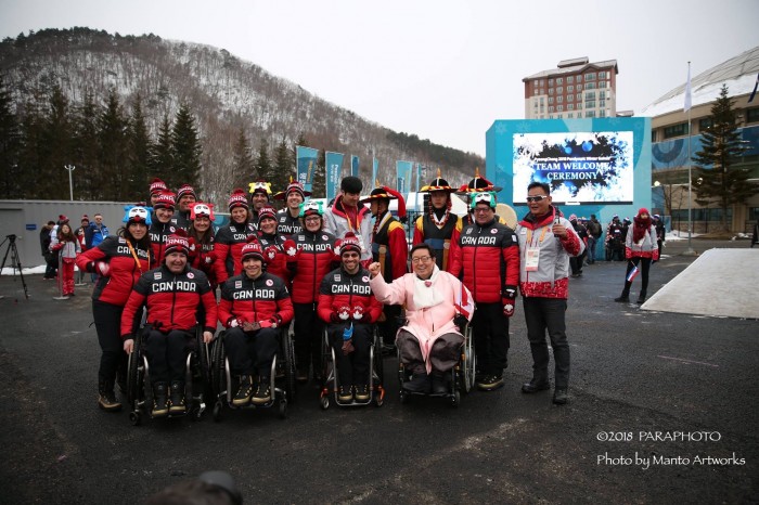 カナダチームの入村式にて集合写真に参加する村長 （写真・中村“Manto“真人）