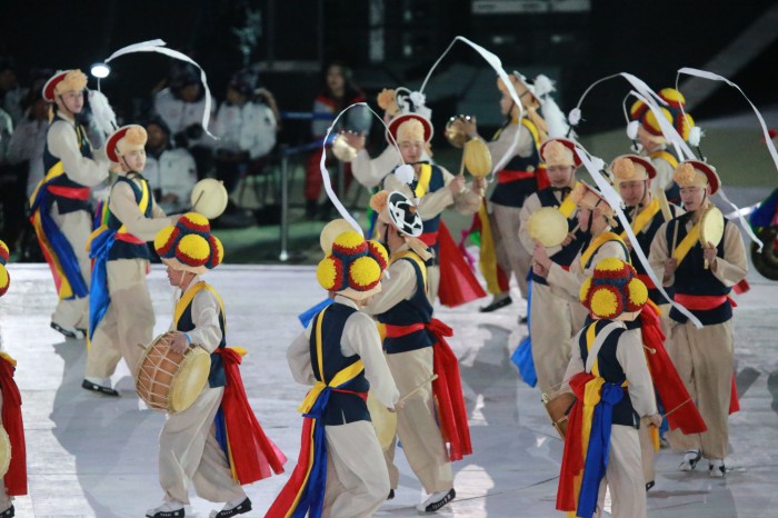  色鮮やかな民族衣装で舞うダンサーたち（写真・中村“Manto“真人）