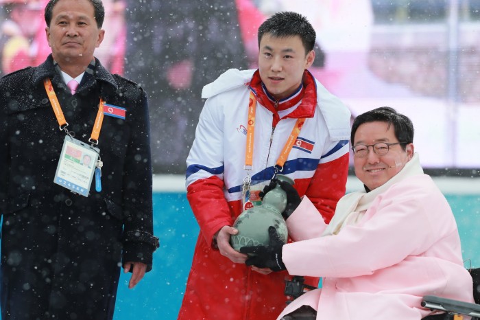 ３月８日、入村式でプレゼントを贈る北朝鮮選手団主将　写真・中村 ”Manto” 真人