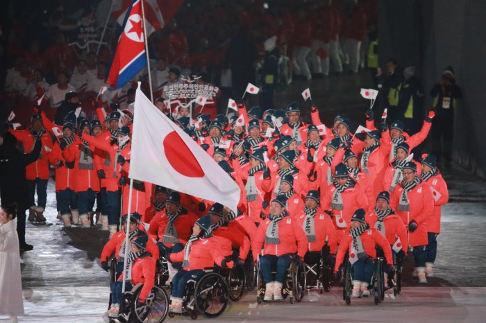 日本選手団の入場行進、後ろから初参加の北朝鮮　写真・中村 ＂Manto＂ 真人