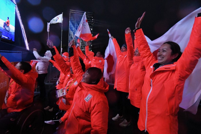 村岡の金メダルを祝うため、メダルプラザのファミリーゾーンに集まった日本選手団アルペンスキーチーム