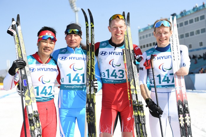 クロスカントリースキー・1.5km  フラワーセレモニーで／新田佳浩（左）銀メダル。同着で２人が銅メダル　（写真・山下元気）