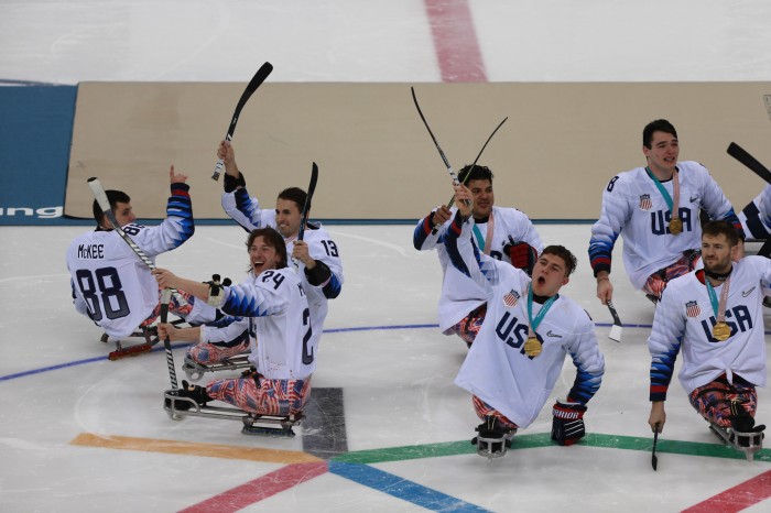 金メダル獲得の瞬間、大歓声の中スティックを掲げるアメリカチーム（写真・中村“Manto“真人）