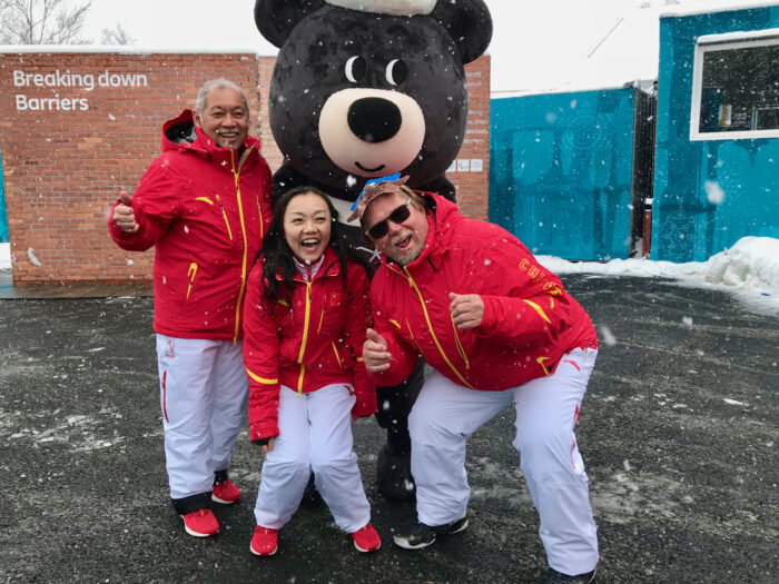 マスコットキャラクターのバンダビと一緒に記念撮影する中国選手団