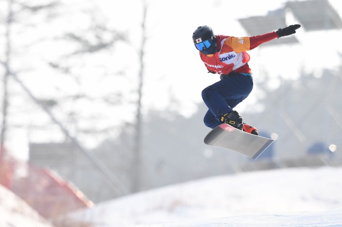 スノーボードクロス（LL1）で３位となった成田緑夢のジャンプ（写真・山下元気）