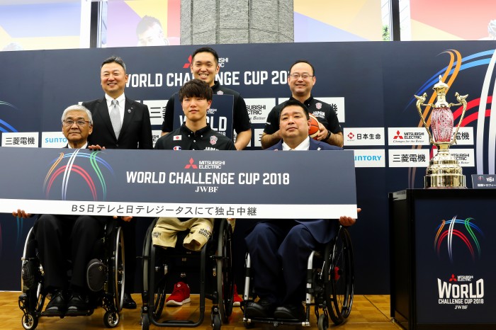 前列左から玉川敏彦・日本車いすバスケットボール連盟会長、鳥海連志選手、河石功・大会実行委員長、後列左から永澤淳・三菱電機常務執行役、藤本怜央選手、及川晋平ヘッドコーチ（筆者撮影）