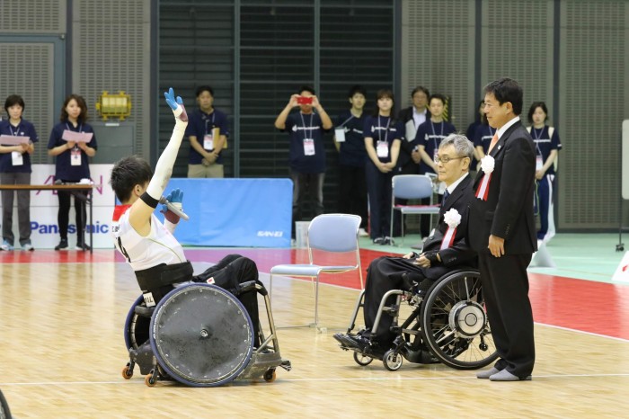 選手宣誓を行う地元千葉出身の羽賀理之　（写真・内田和稔）