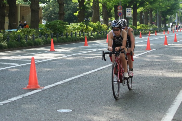 撮影エリアから見える風景。後で記者会見で質問することになる日本代表の円尾敦子とガイドがバイクで走る　写真・そうとめよしえ