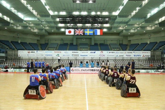 開会式で国歌斉唱　（写真・内田和稔）