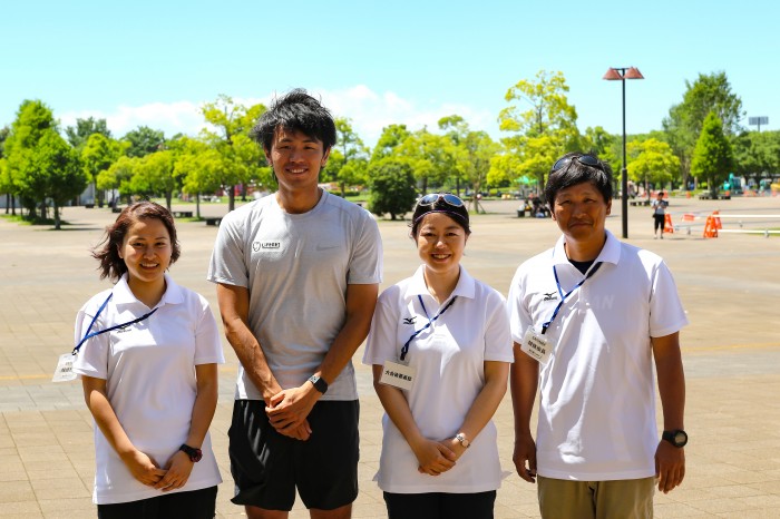 右から競技役員の正垣亜矢子さん、岡部選手、門脇さん、山岸さん＜撮影：吉田直人＞