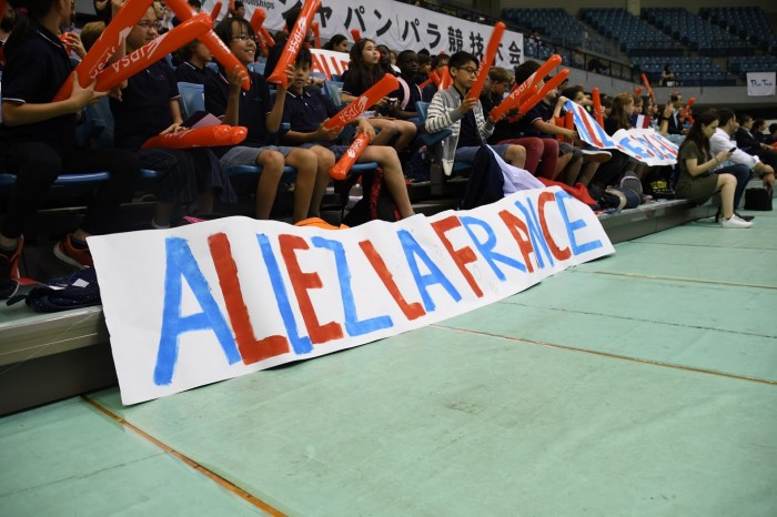 ALIEZ LA FRANCEと書かれた手作りの横断幕。「頑張れフランス！」という意味だ　（写真・久下真以子）