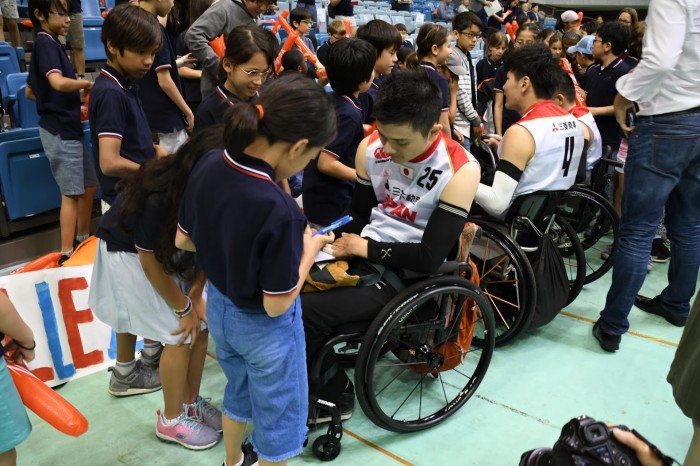 サインを求められる日本の選手たち。パラリンピック銅メダリストを目の前に興奮した様子だった　（写真・久下真以子）