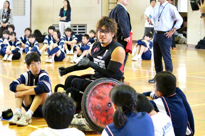 「強い気持ちをもって」。池崎の言葉に生徒たちは真剣な表情で聞き入っていた。