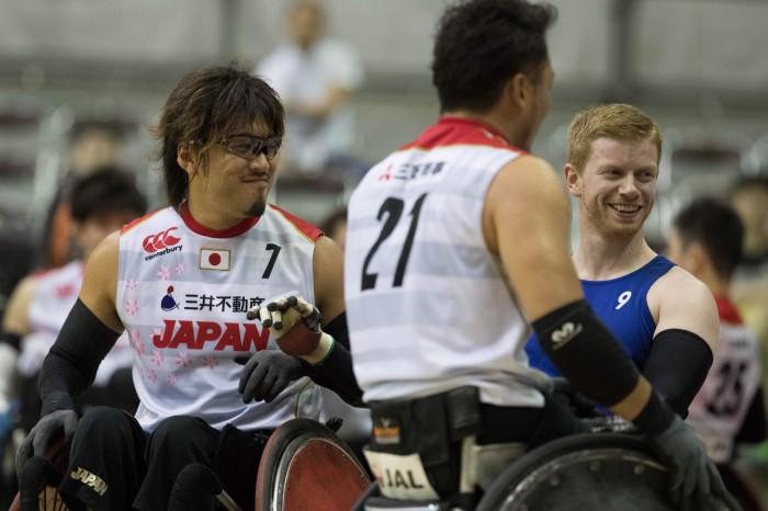 ２６日、大会２度目になる日本-イギリス戦で。ともに１勝１敗のこの２チームで最終日の決勝戦を戦う。日本のエース池崎大輔（左）と背番号２１番・池透暢の背中を挟んでイギリスチームのJim Roberts （写真・水口之孝）