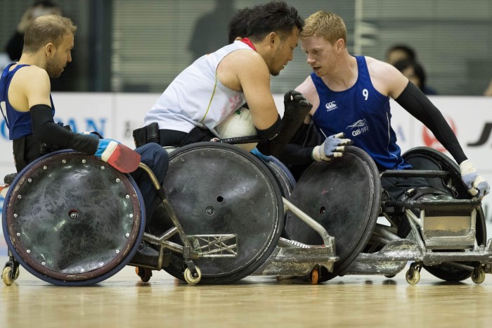 日本-イギリス戦。日本の（3.0、Freedom／21番）とイギリスJim Roberts（3.0／9番）の睨み合い　（写真・水口之孝）