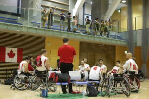 ６月６日、カナダチームの円陣。キャンプ地の体育館でカナダチームと日本の練習試合が行われた　写真・内田和稔