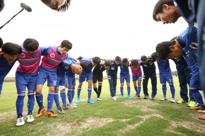 試合前に円陣を組む知的障がい者サッカー日本代表