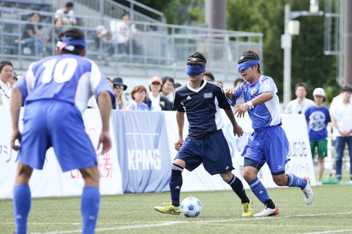 （中）ドリブルで仕掛ける黒田智成（たまハッサーズ５番）（左）山川潔立（Avanzareつくば１１番）