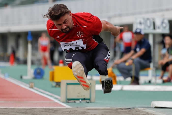 リオパラリンピック金メダルのポポフ・ヘンリッチの跳躍　写真・水口之孝