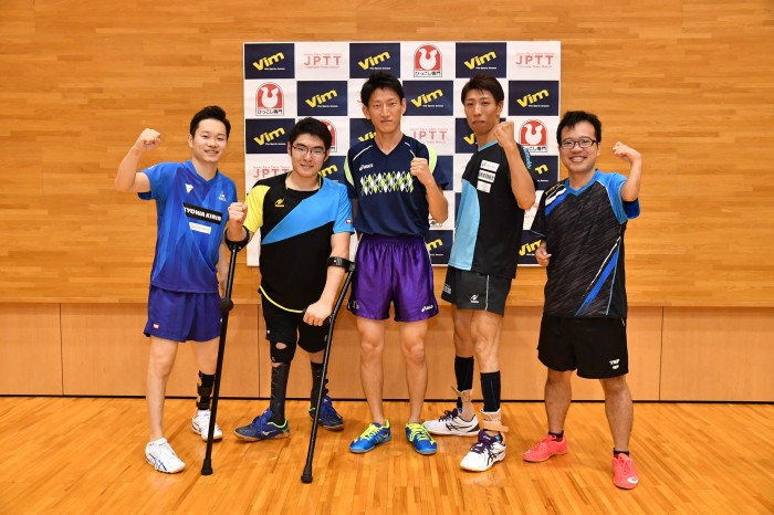 優勝したチャンピオンチーム／左から岩渕幸洋（協和発酵キリン／９）、七野一輝（日本大学／６）、垣田斉明（ヒゴ鏡卓球／１０）、立石アルファ裕一（立石ガクブチ店／８）、八木克勝（モルガン・スタンレー・グループ／７）　写真・岡田友貴