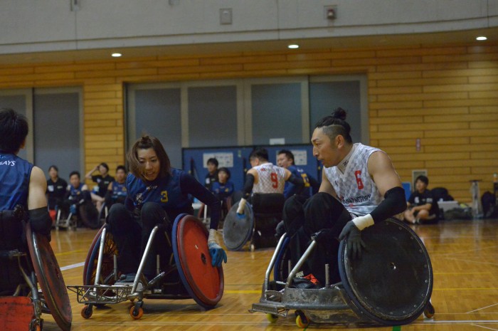 オープン戦３位決定戦。日本代表の倉橋香衣（左、BLITZ/0.5）と官野一彦（右、RIZE CHIBA/2.0）　写真・金子修平