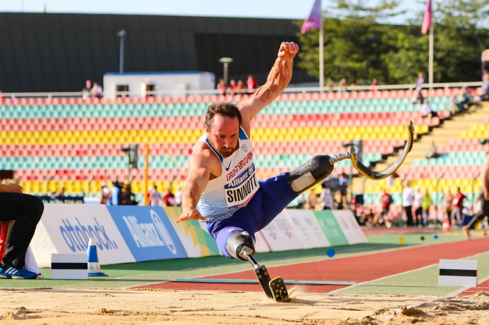 ルークの義足が跳躍時に破損。修繕し競技に復帰した。Luke's prosthesis malfunctioned during competition. He returned after repairs