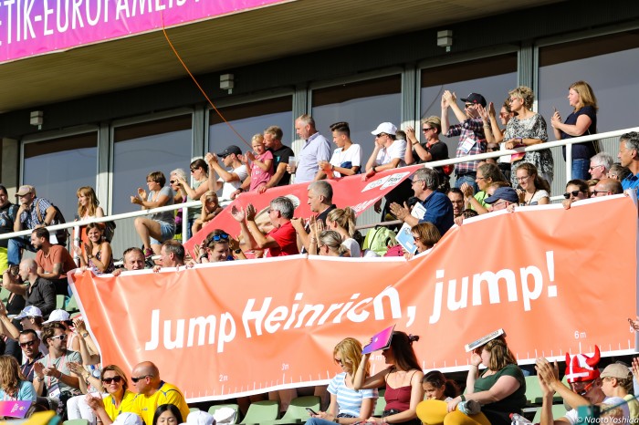 スタンドからも温かい声援が投げかけられた Cheering fans in the stands