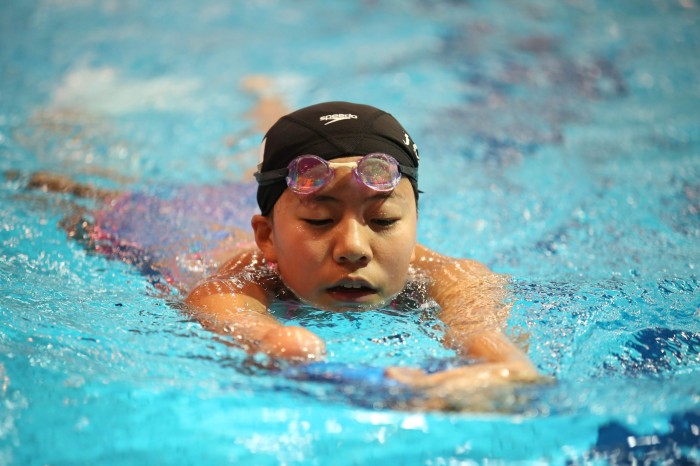 練習する宇津木美都（右前腕欠損／京都文教高校）　（写真・内田和稔）