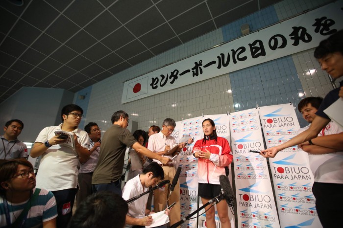 囲みインタビューに応じる選手。一ノ瀬メイ（右前腕欠損／近畿大学）　（写真・内田和稔）