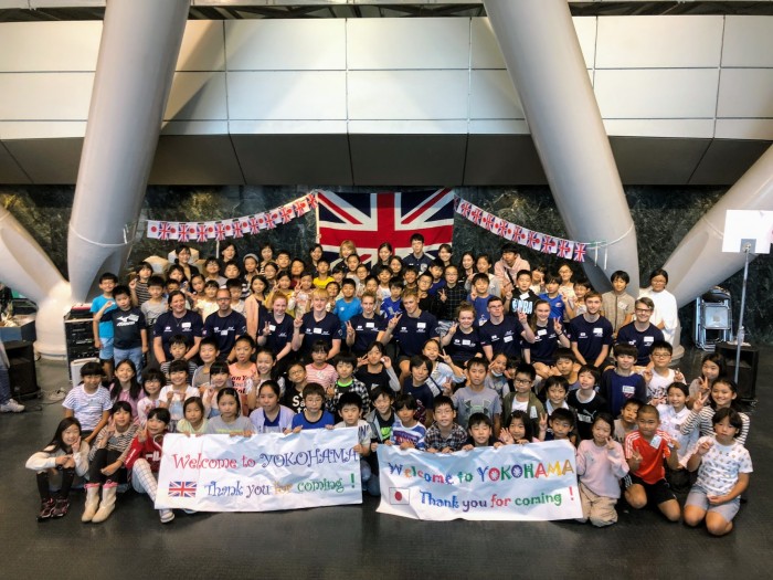 ９月２１日に行われた横浜市主催の交流会。イギリスチーム選手と横浜市立大曽根小学校４〜６年生　（写真・石野恵子）