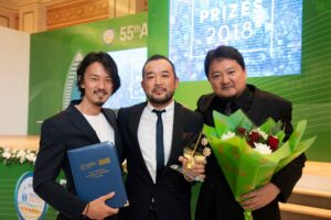 ABU賞の授賞式で。左から、ディレクター：中島悠、チーフプロデューサー：太田慎也、プロデューサー：大野丈晴　（写真提供：WOWOW）