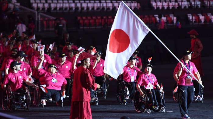 日本選手団の入場行進。旗手をつとめるのは陸上の前川楓　写真・山下元気