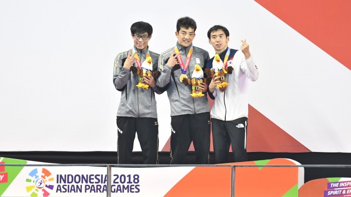 100mバタフライS14の表彰式。１位・東海林大、２位ライバルの中島啓智。３位は韓国のCHO  WONSANG 写真・山下元気