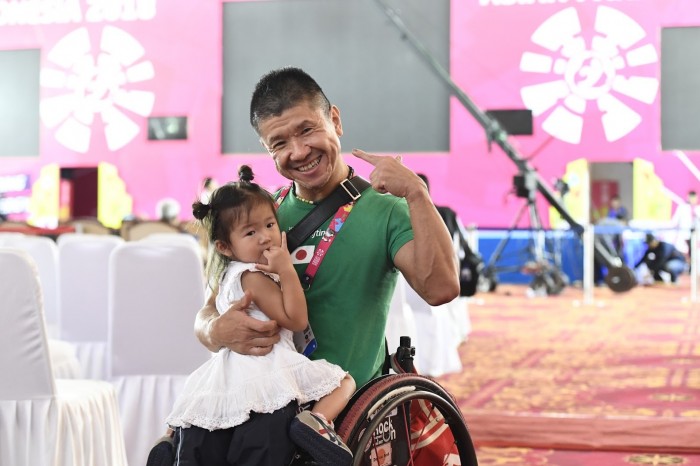 孫の潤夏ちゃん（２歳）。じいじのカッコイイ姿を見せられた！　写真・山下元気