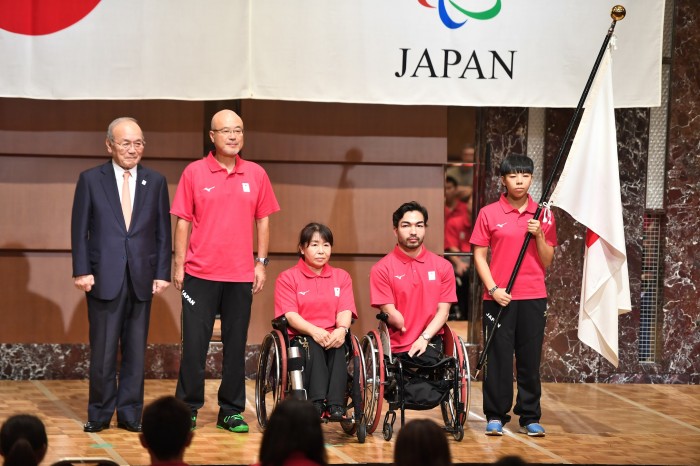 団旗の授与　写真・山下元気