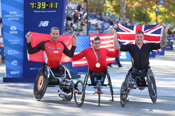 左から２位のマルセル・フグ（スイス）、優勝のダニエル・ロマンチューク（アメリカ）、３位のデビッド・ウィアー（イギリス）　（写真：The TCS New York City Marathon official website “Media Center Photo Library）