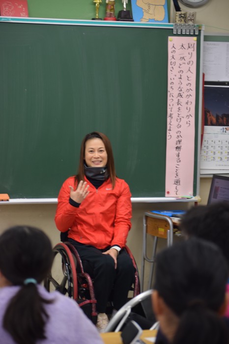 横浜市立鉄小学校で講演するパラ陸上・中山和美