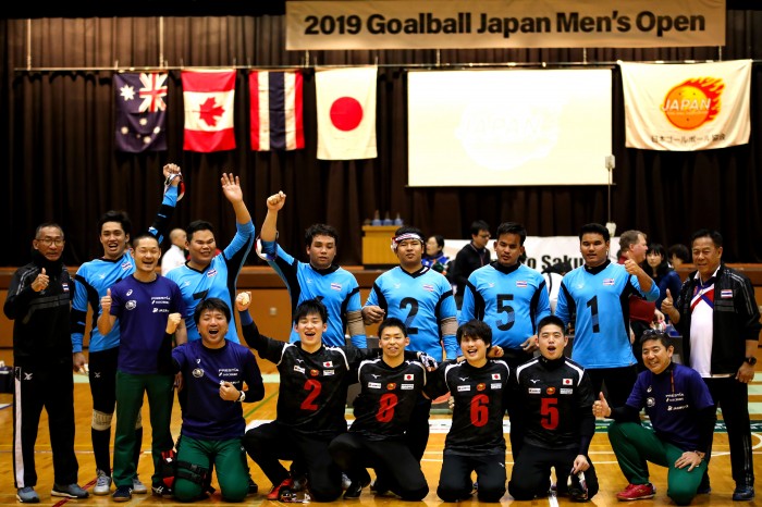 優勝を飾った日本代表A。決勝を戦ったタイ代表と。前列黒ユニフォーム左から宮食行次（B3）、田口侑治（B3）、辻村真貴（B2）、山口凌河（B1）