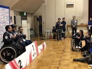 プレスに混じり初日の表彰式を撮影する選手たち