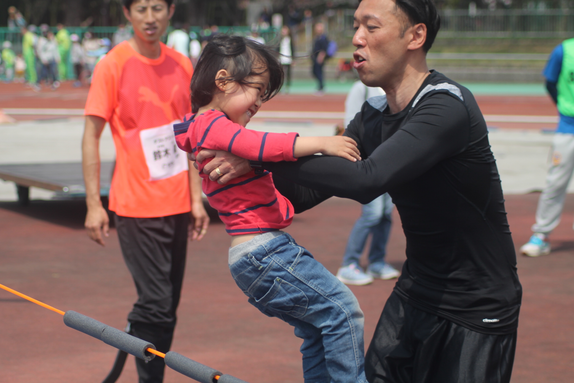 お父さんに抱っこしてもらいながら走高跳に挑戦した子どもは「お父さんのおかげでできた！」と、終始笑顔ではしゃいでいた