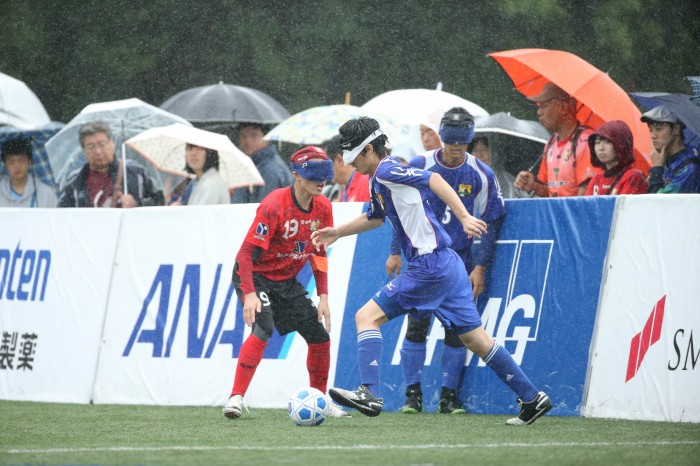 予選ラウンド２福島初日雨の中をたくさんの観客が観戦に訪れた。