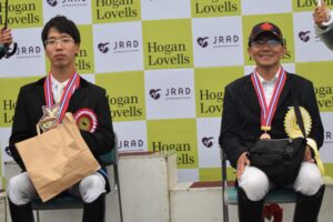 グレードⅢ、インディビジュアルテスト表彰式　左は１位の稲葉将、右は２位の常石勝義
