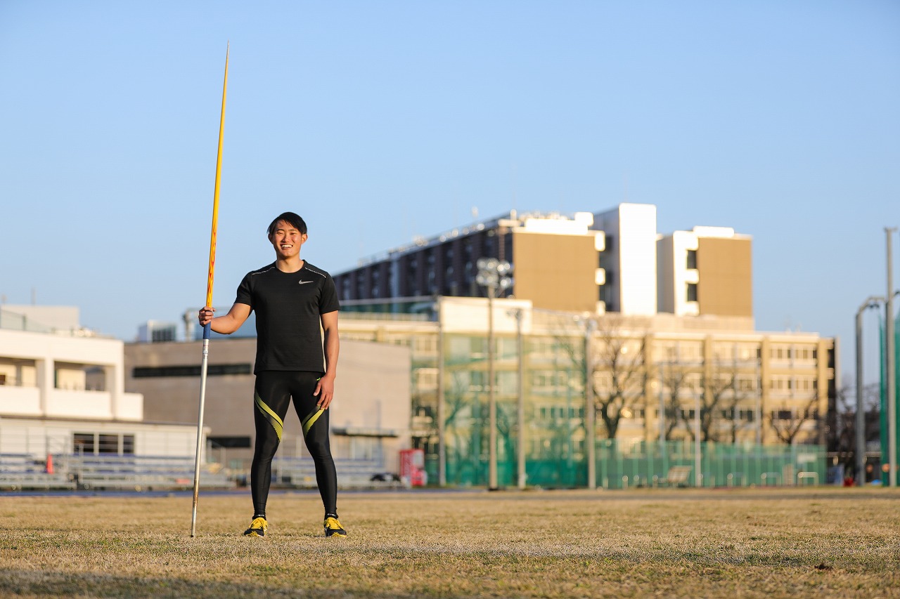 今年2月、愛用のやりを持って、ホームの日本大学のグラウンドに立つ若生裕太。筆者撮影