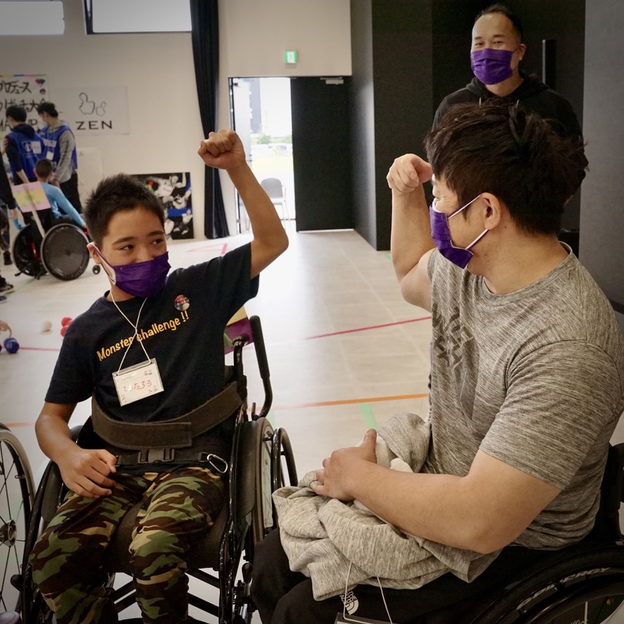 パラリンピアン 森井大輝と力瘤くらべする安田晄太郎くんのツーショット