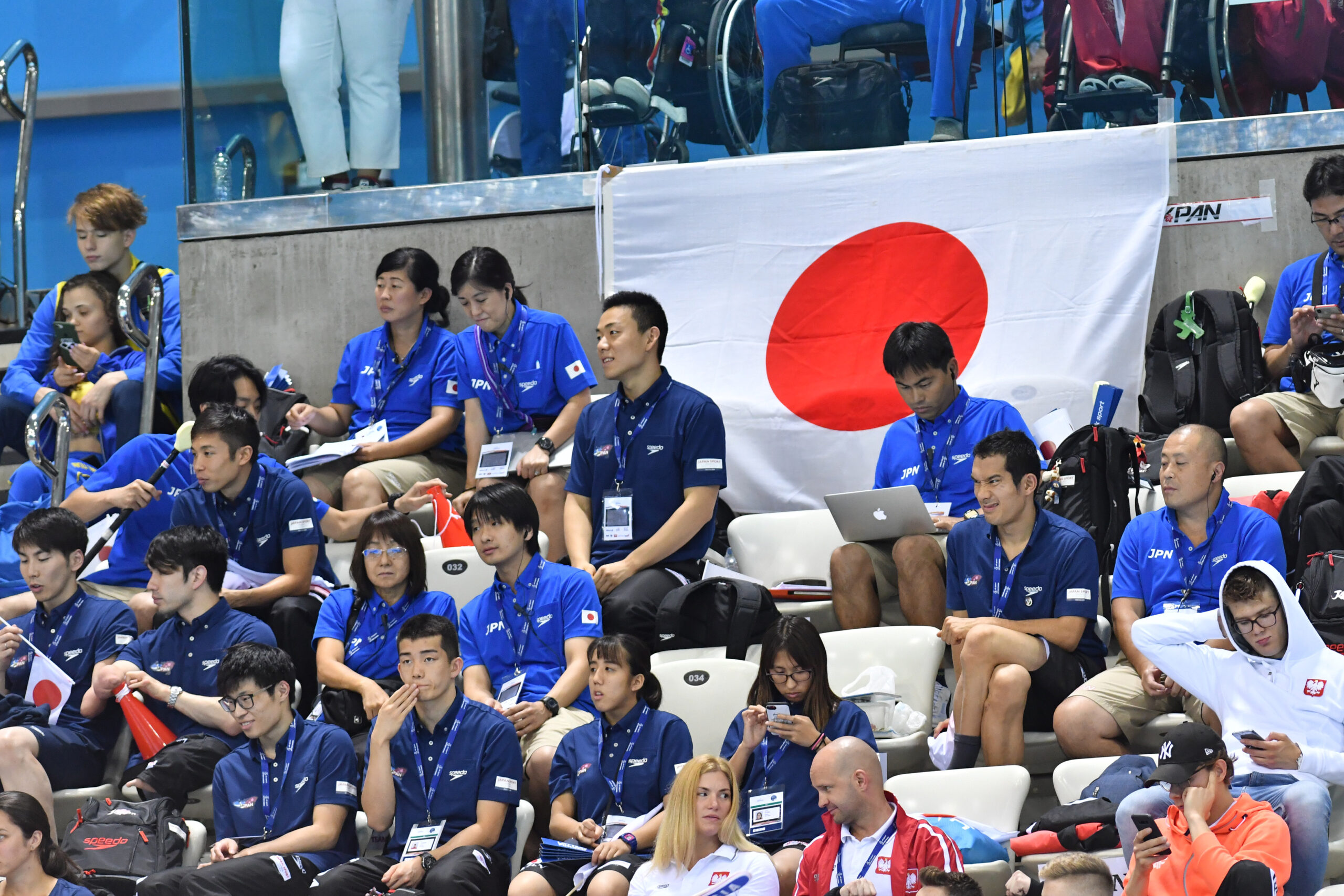2019年ロンドン世界選手権の日本チームのベンチの様子。日の丸をバックに観戦する選手たちの一時