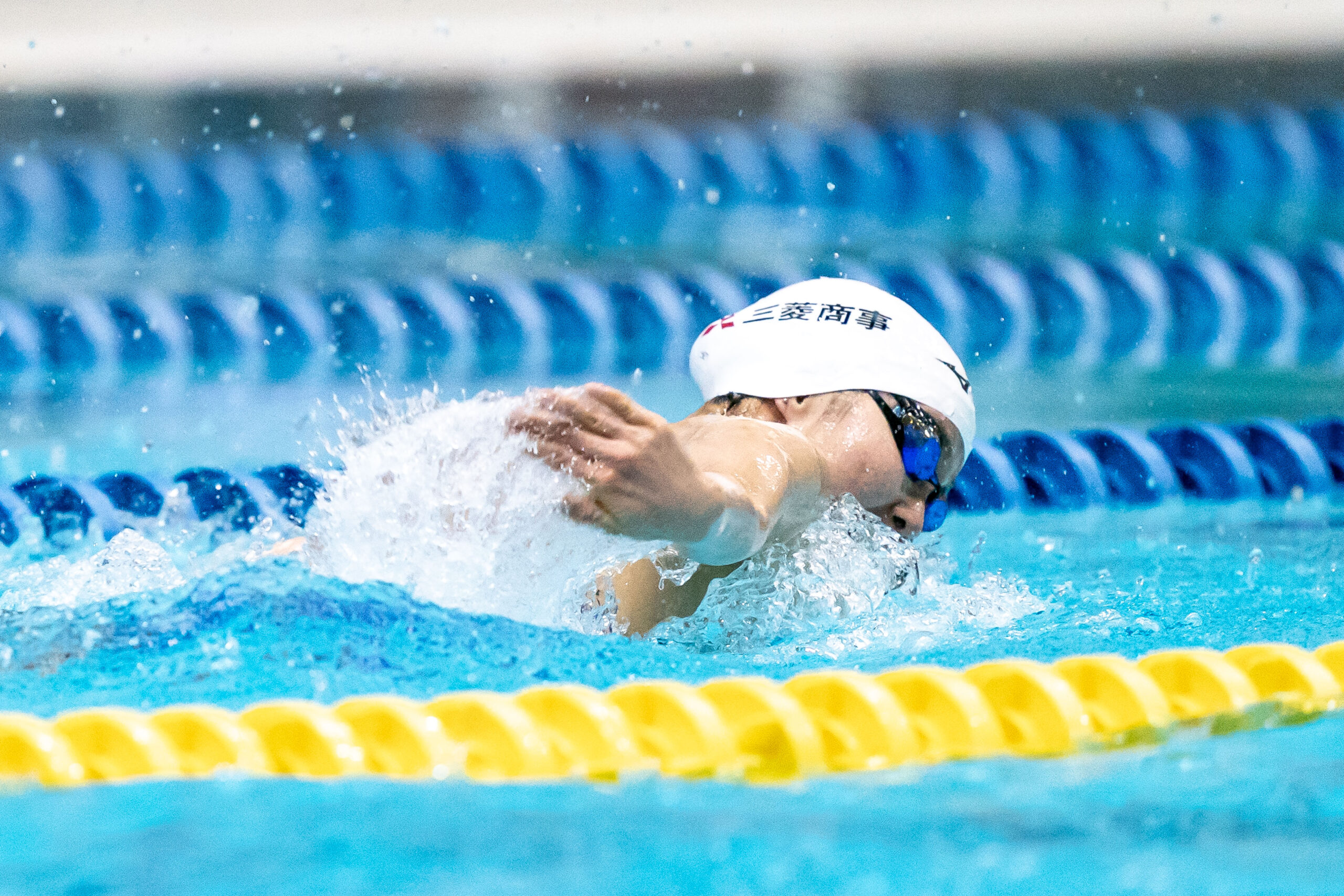 西田50mバタフライで水をかきあげる瞬間