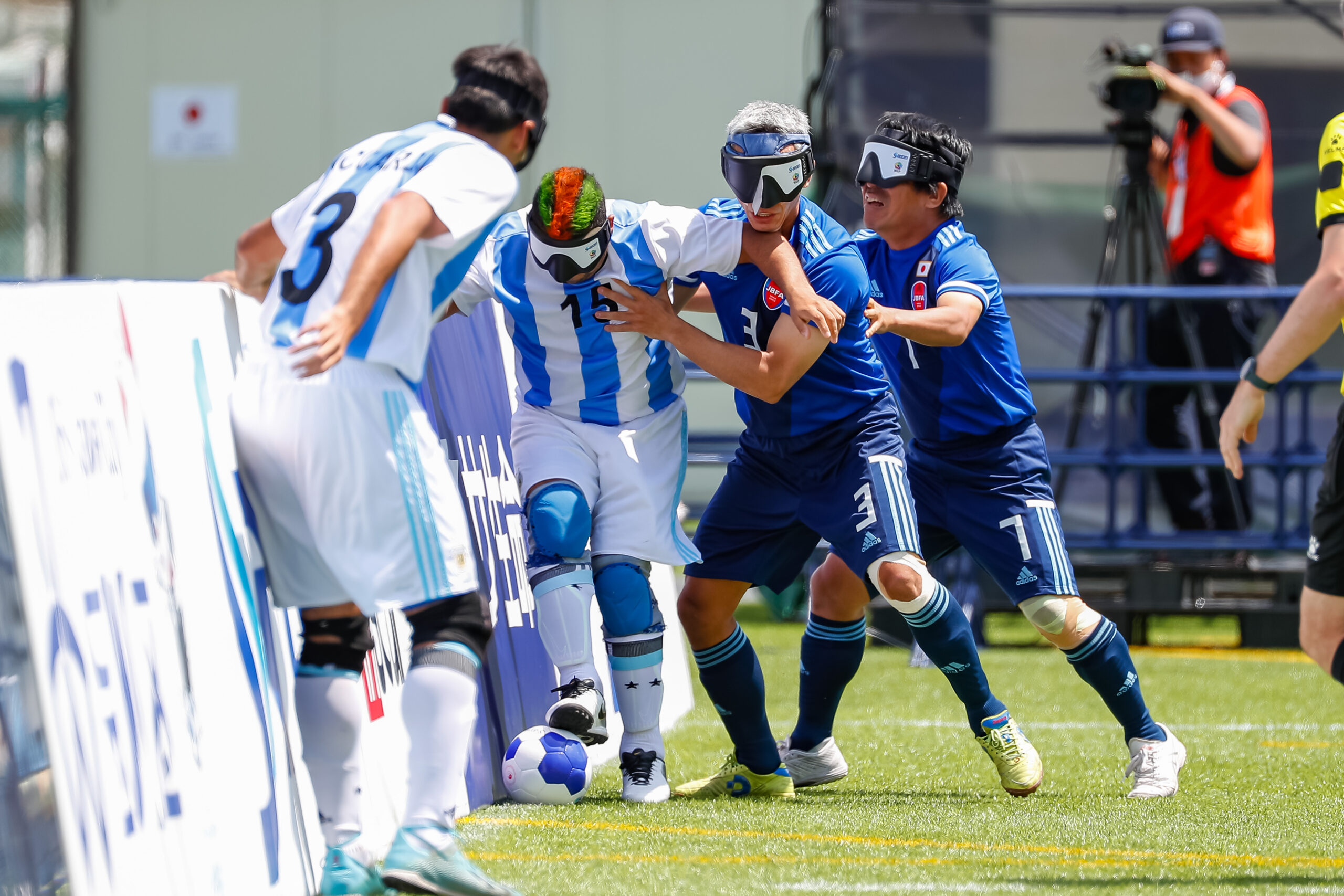 大会5日目　日本vsアルゼンチン マキシミリアーノを抑え込む 佐々木ロベルト泉と田中章仁